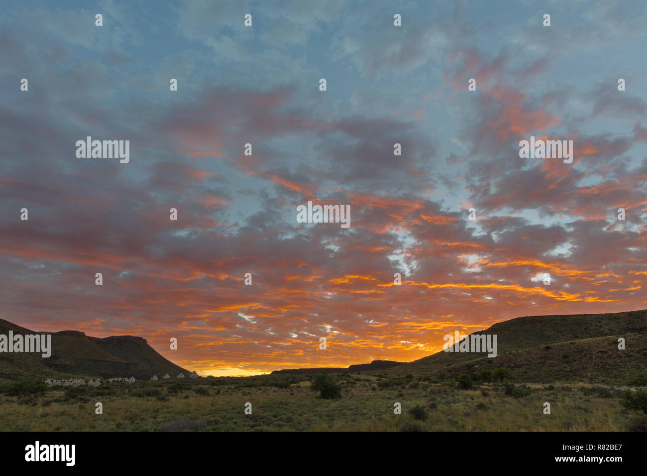 Red sunrise in der Karoo Stockfoto