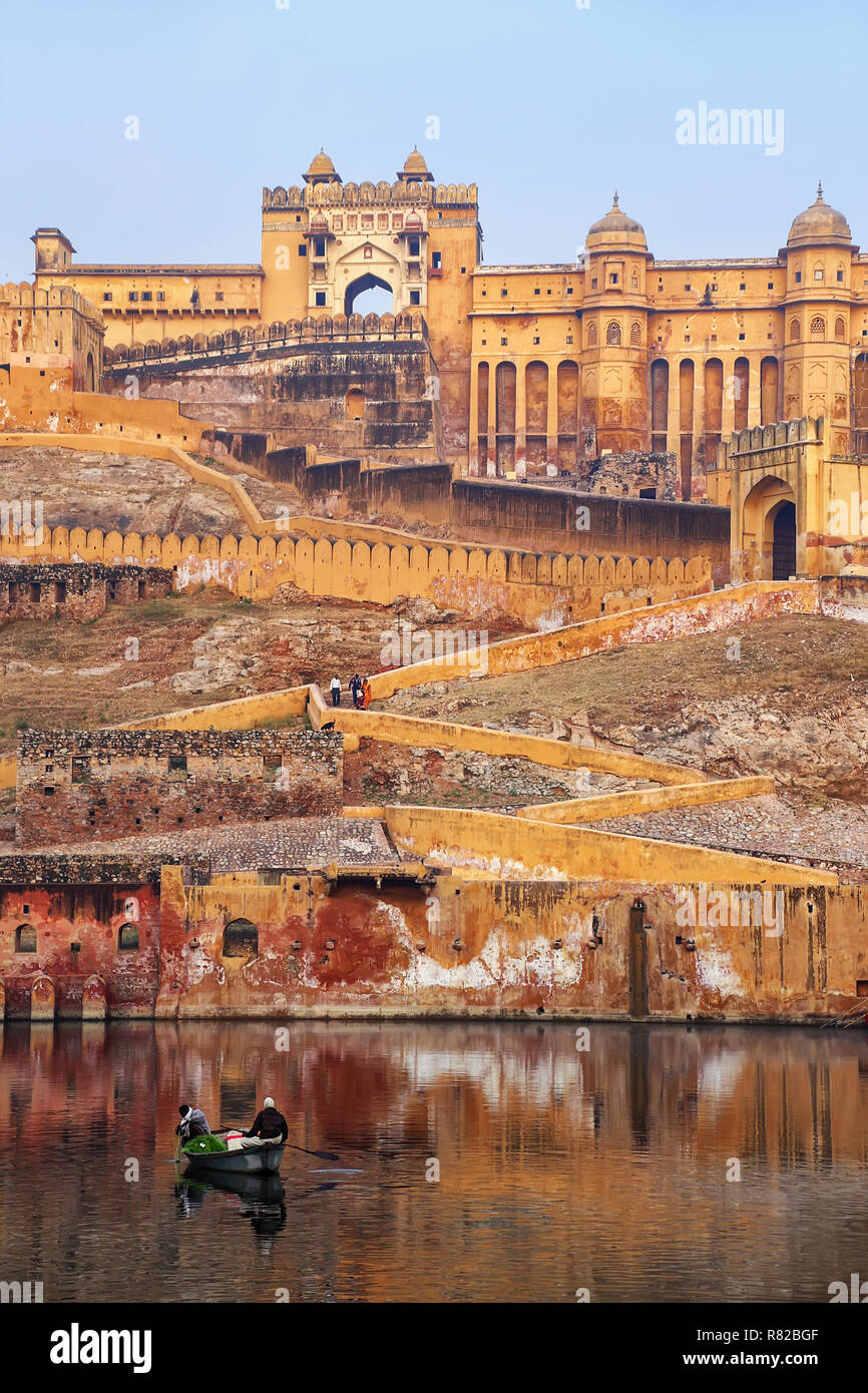 Einheimische Männer Angeln im Maota-See in der Nähe von Amber Fort, Rajasthan, Indien. Amber Fort ist die wichtigste touristische Attraktion in der Umgebung von Jaipur. Stockfoto