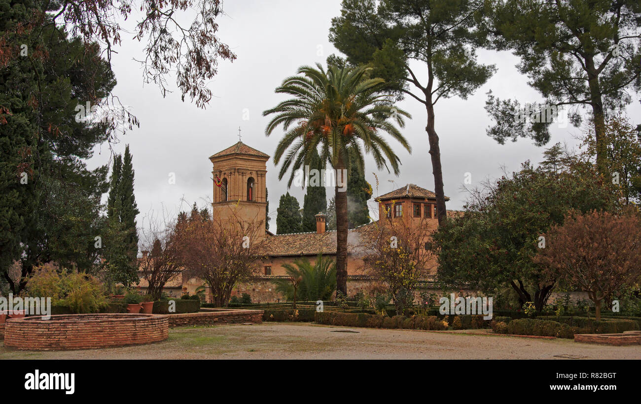 Jardins del Paraiso Garten mit Kirche Santa Maria de Alhambra, Granada, Spanien Stockfoto