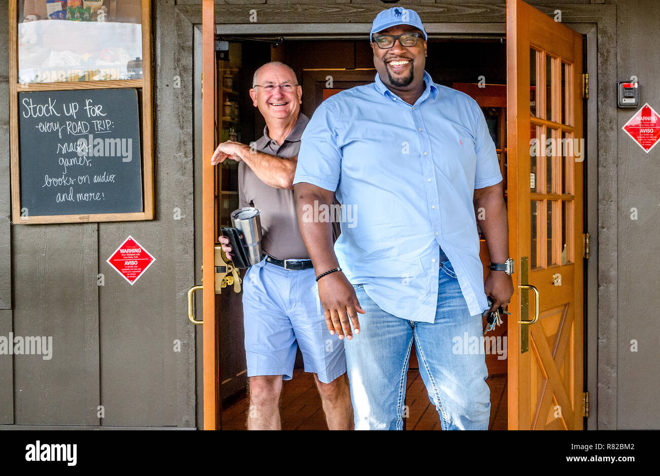 Birmingham Hirten Bob Flayhart und Alton Hardy Lächeln, als sie Cracker Barrel in Birmingham, Alabama verlassen. Arbeiten Sie die Beziehungen zwischen den Rassen zu verbessern. Stockfoto