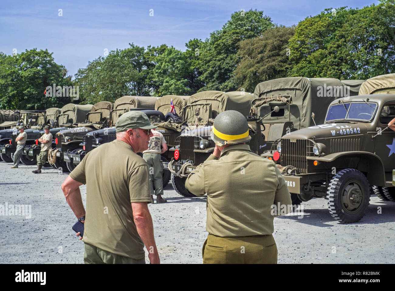 Treffen der Re-enactors in der amerikanischen Welt Krieg Zwei battledresses und GMC CCKW 6x6 Lkw der US-Armee Stockfoto