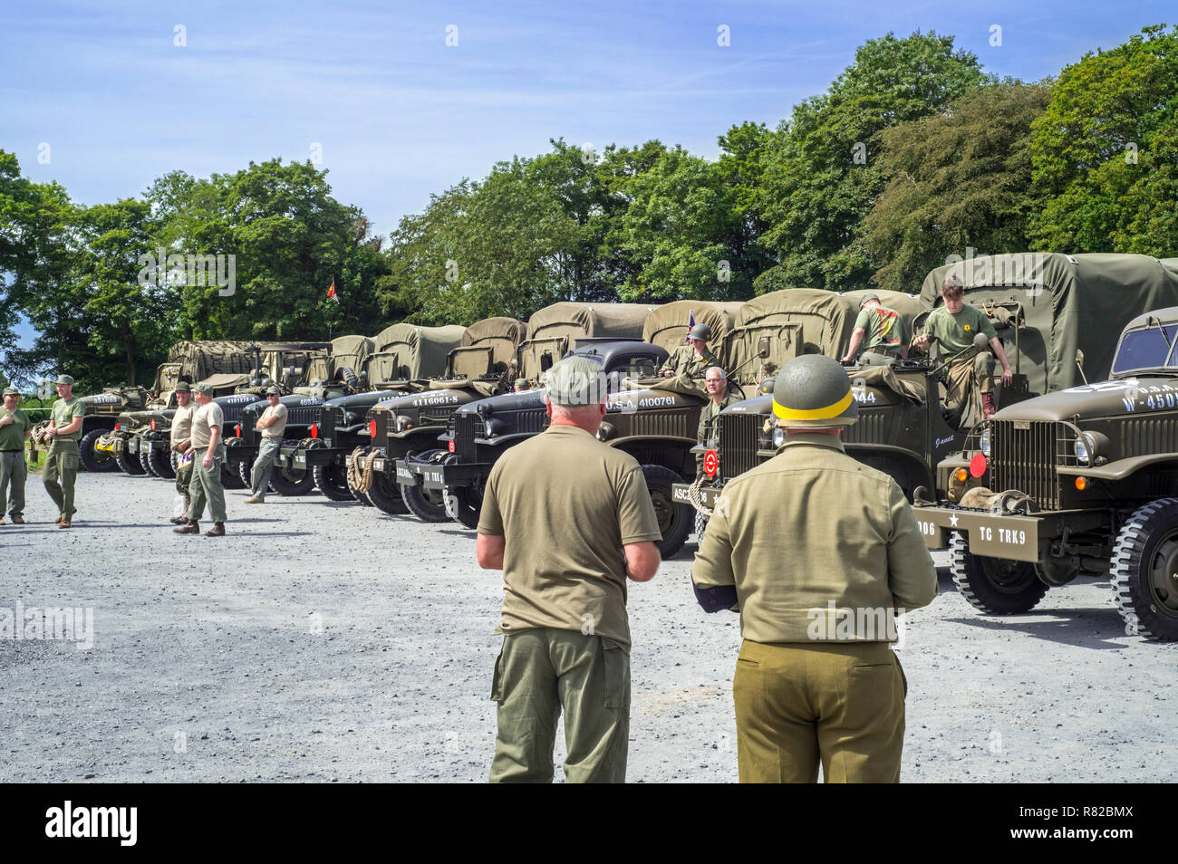 Treffen der Re-enactors in der amerikanischen Welt Krieg Zwei battledresses und GMC CCKW 6x6 Lkw der US-Armee Stockfoto