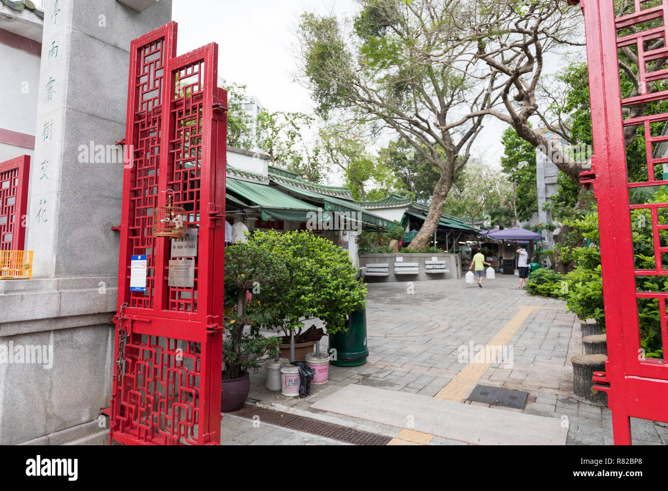 KOWLOON, HONG KONG - 21. APRIL 2017: Red Gate Eingang Yuen Po Street Bird Garden in Kowloon, Hong Kong. Stockfoto