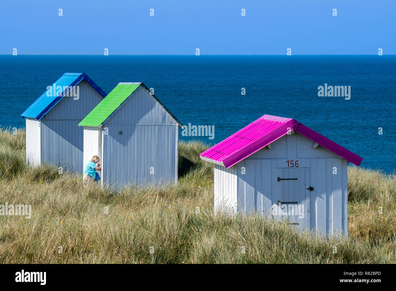 Ältere Frau in bunten Strand in den Dünen bei Gouville-sur-Mer, Languedoc-Roussillon, Frankreich Stockfoto