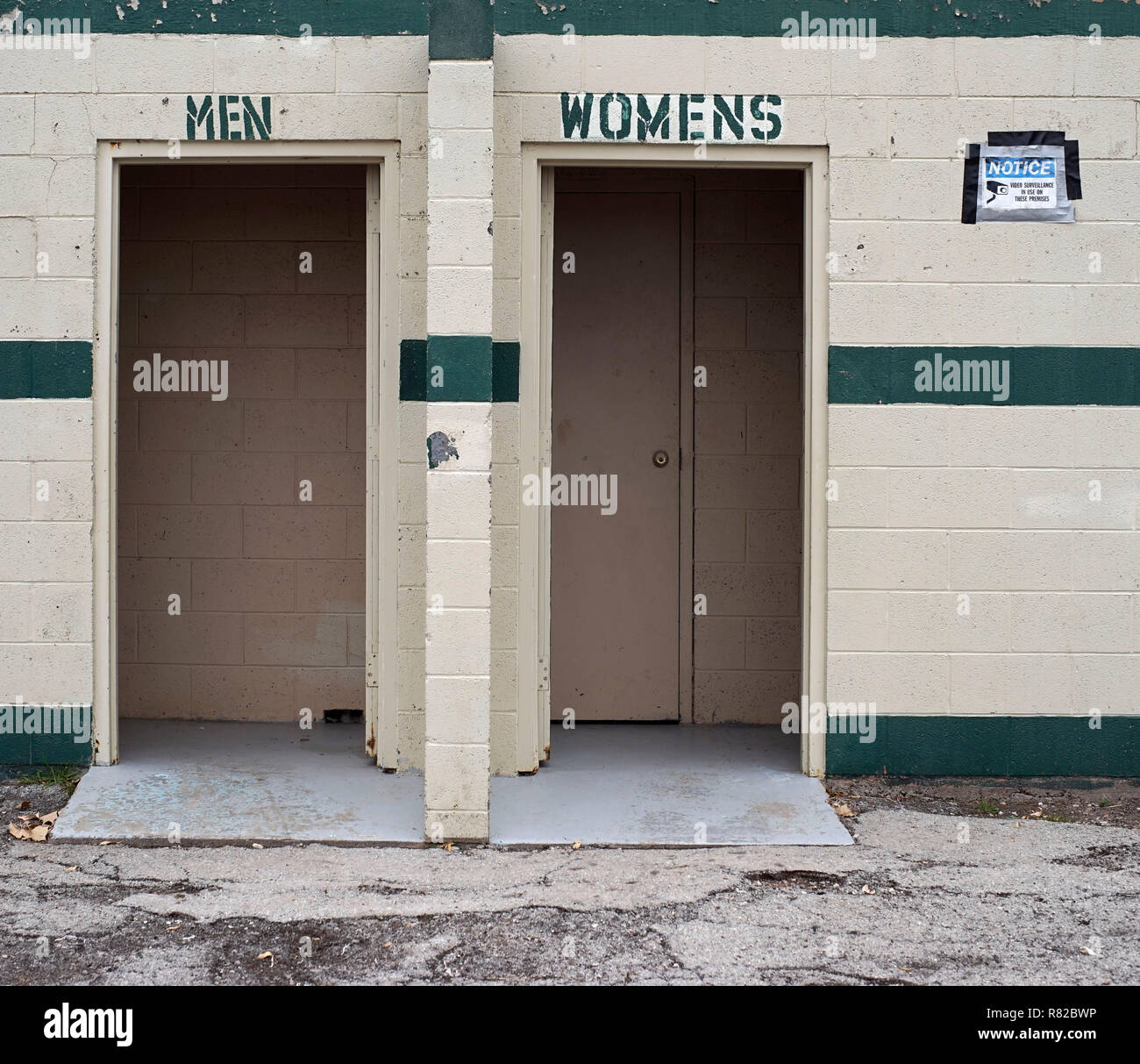 Falsch geschriebene öffentliche Toiletten in Lake, Texas Stockfoto