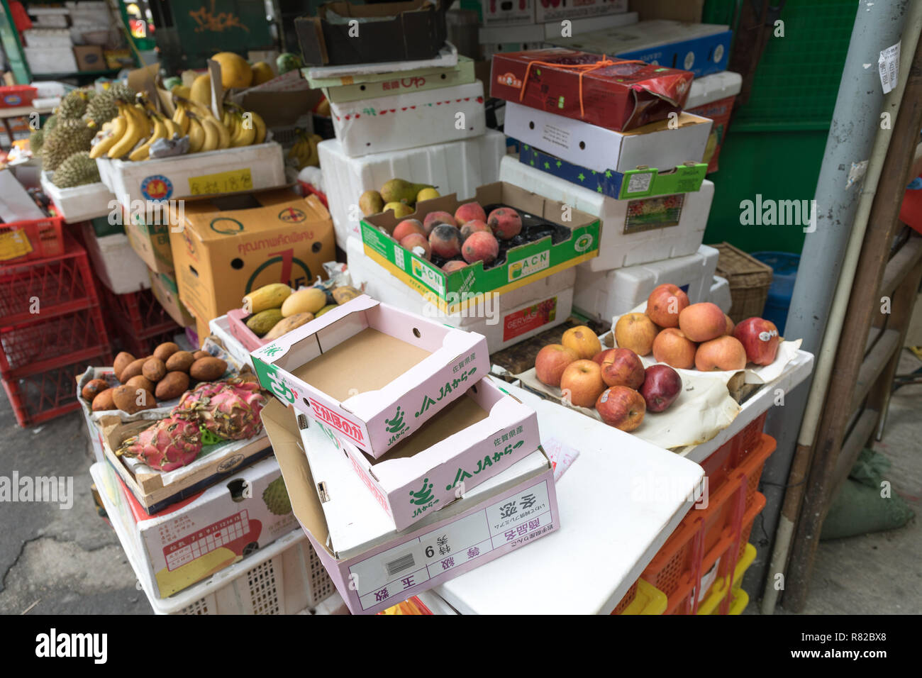 KOWLOON, HONG KONG - 21. APRIL 2017: verdorbenes Obst und Gemüse auf der Straße Markt in Kowloon, Hong Kong. Stockfoto