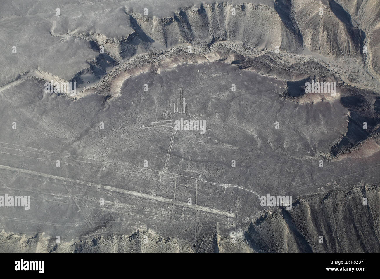 Luftaufnahme von Nazca-Linien - Kolibri Geoglyph, Peru. Die Linien wurden im Jahr 1994 als UNESCO-Weltkulturerbe ausgewiesen. Stockfoto
