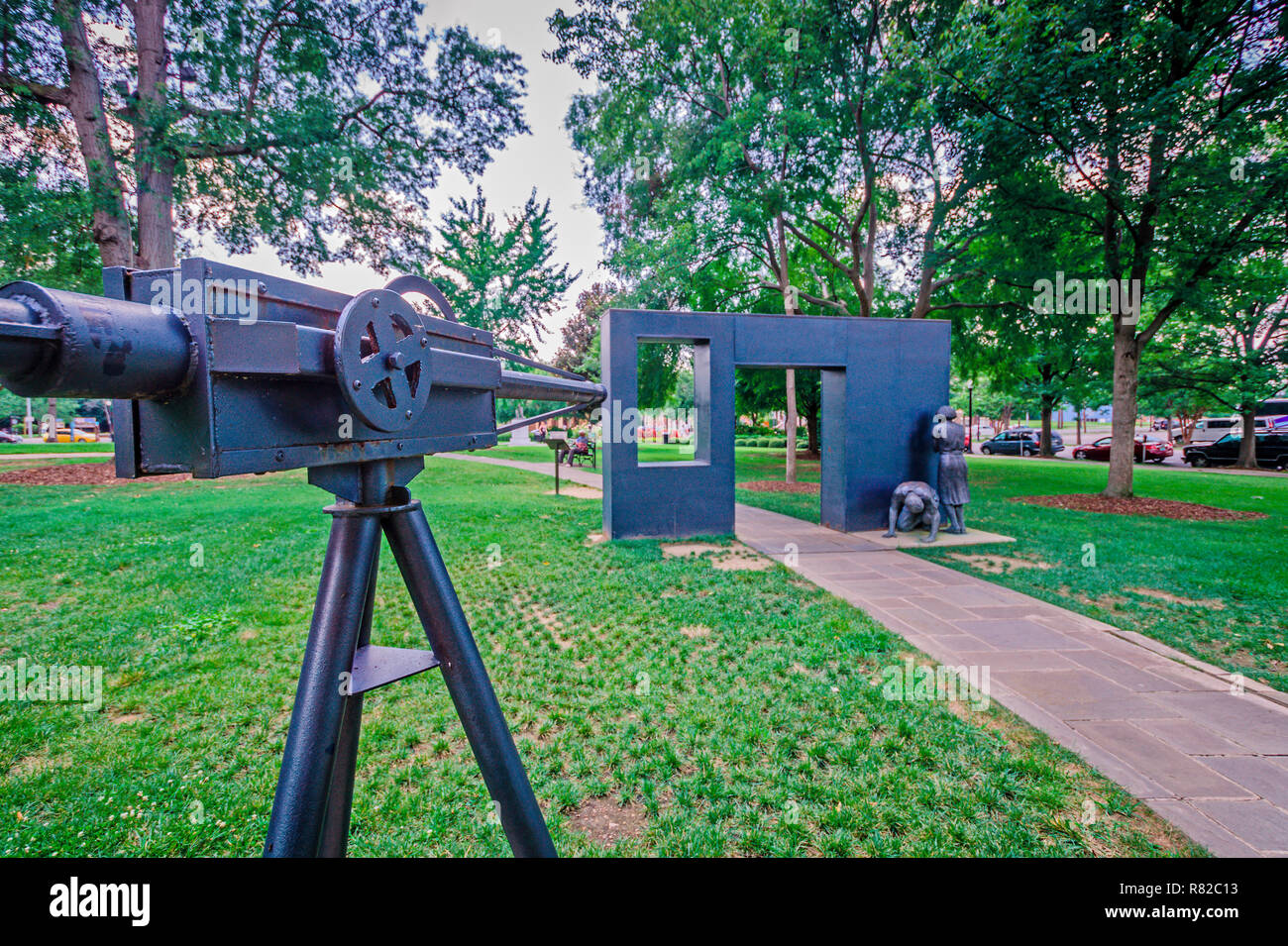 Wasserwerfer sind Statuen von einem Mädchen und Jungen, 12. Juli 2015, am Kelly Ingram Park in Birmingham, Alabama. Stockfoto
