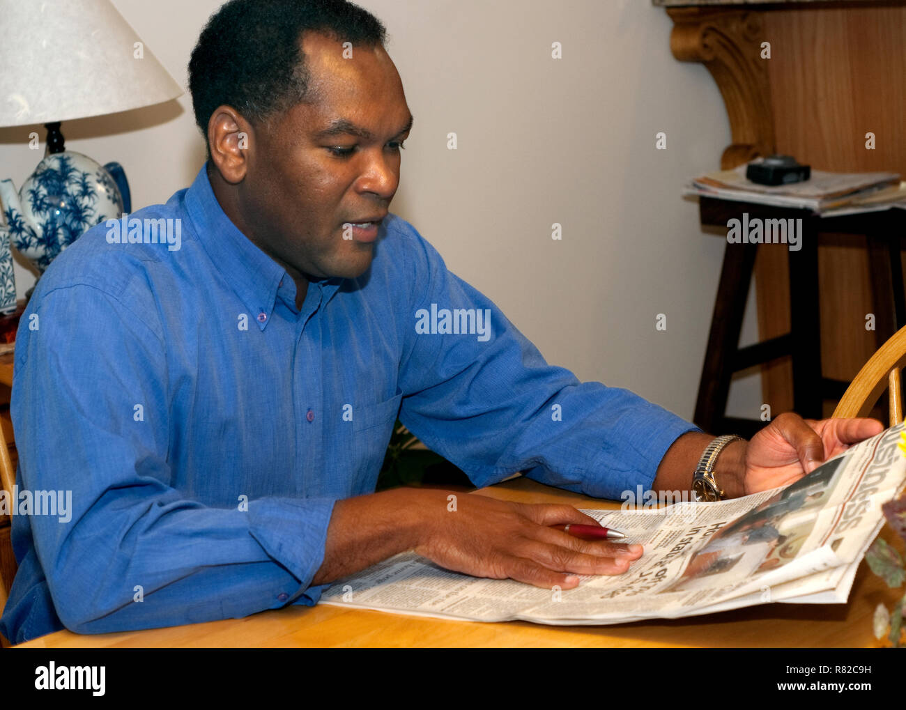 Levern Eady liest das Geschäft Abschnitt des Huntsville Times 27.10.2009 in seinem Haus in Madison, Alabama. Stockfoto