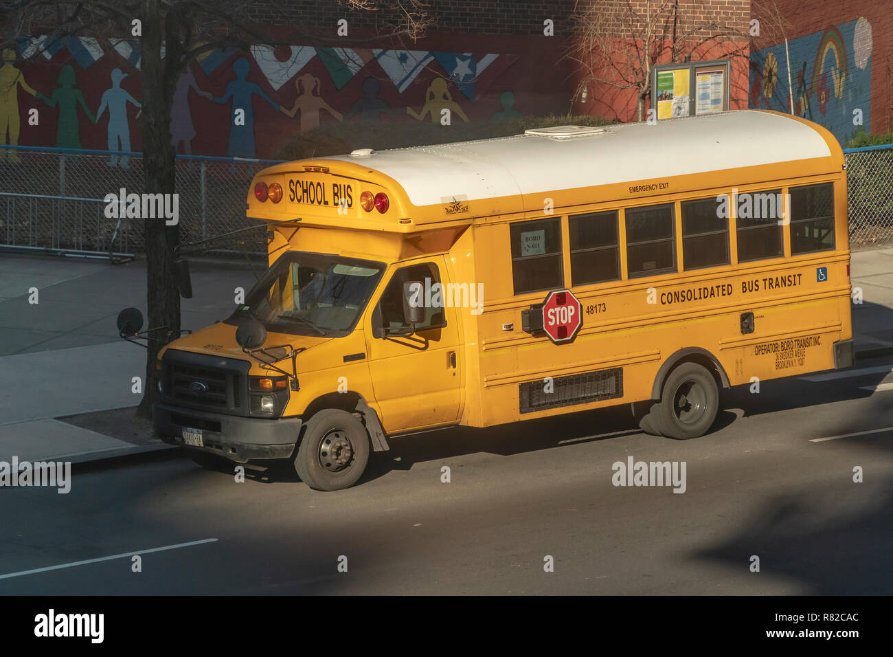 School Bus vor der PS 33 in Chelsea in New York am Freitag, 7. Dezember 2018. (Â© Richard B. Levine) Stockfoto