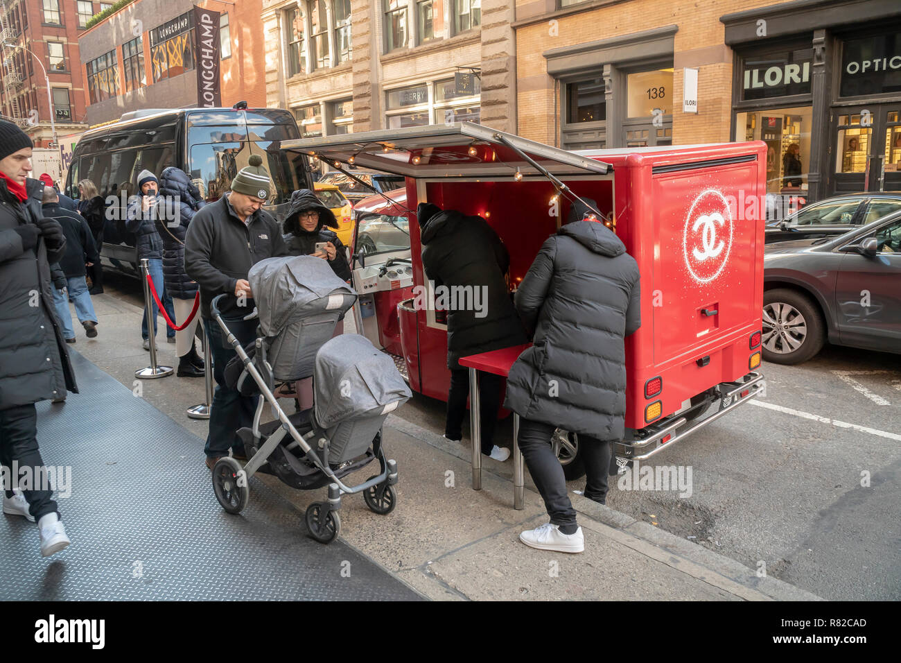Chanel verteilt Gratis warme "Coco" an Käufer außerhalb ihres Stores in Soho in New York am Samstag, 8. Dezember 2018 während der Weihnachtseinkaufssaison. (© Richard B. Levine) Stockfoto
