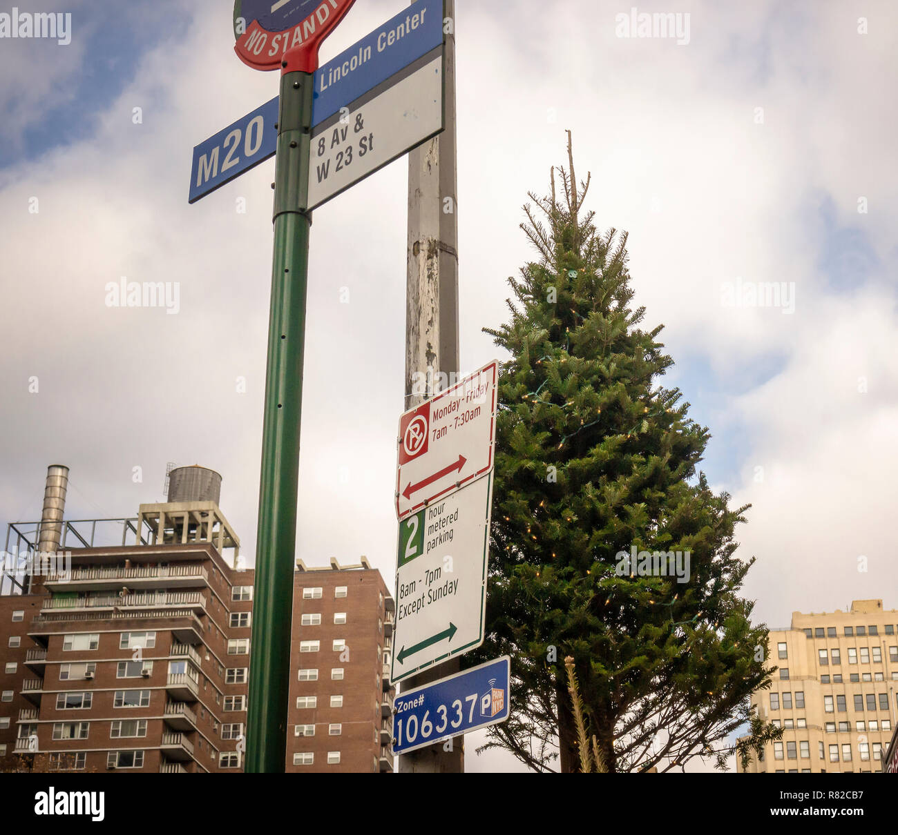 Ein Weihnachtsbaum Verkäufer im New Yorker Stadtteil Chelsea am Dienstag, 11. Dezember 2018. Mit zwischen 75 und 80 Prozent der Amerikaner, haben einen Weihnachtsbaum, haben eine künstliche, die Weihnachten T-Promotion Board hat eine Social Media Kampagne für die Vorteile der echten Bäumen angelegt. Die Zielgruppe ist der "illennial Mama'' da junge Erwachsene Start Familien kaufen sind künstliche Bäume. (© Richard B. Levine) Stockfoto