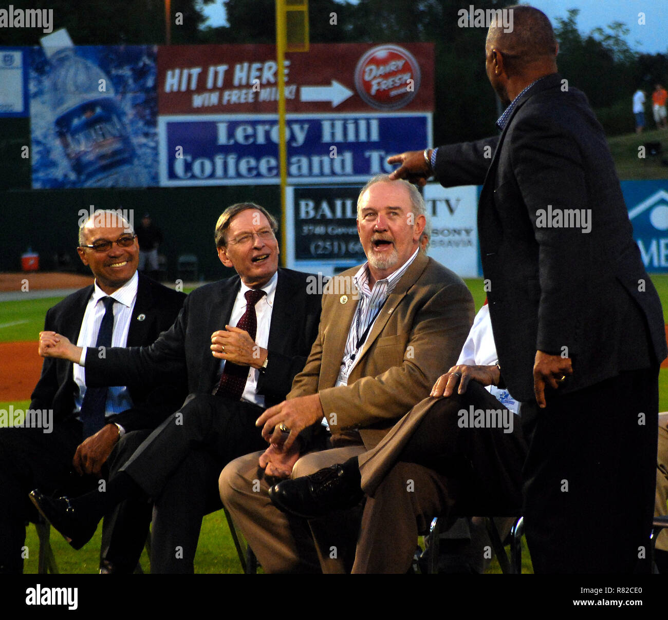 Reggie Jackson, Major League Baseball Beauftragter Bud Selig, und Bruce Sutter grüße Rickey Henderson an der Hank Aaron Museum Widmung in Mobile. Stockfoto