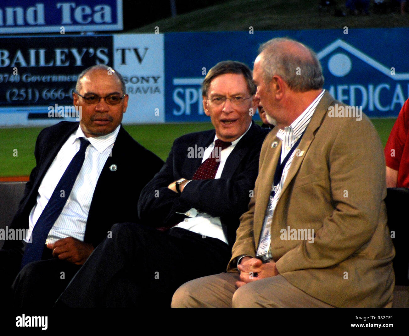 Reggie Jackson, Major League Baseball Beauftragter Bud Selig, und Bruce Sutter Reden bei der Einweihung der Hank Aaron Museum in Mobile, Alabama. Stockfoto