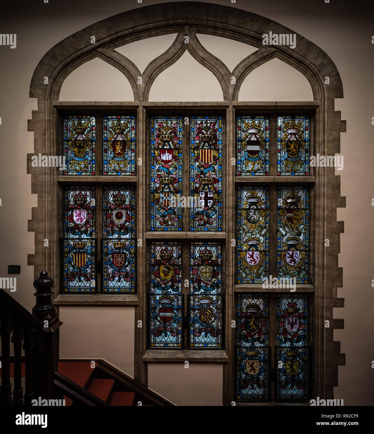 Die Inneneinrichtung mit der gebogenen Glasmalereien in der Maison du Roi, Brussels City Museum und der Grande Place, Brüssel, Belgien Stockfoto