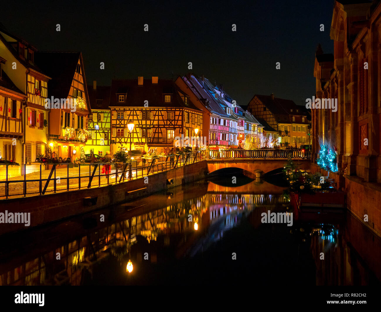 Traditionelle elsässische Stadt Colmar bei Nacht, mit Lichtern Reflexion im Kanal Wasser in La Petite Venise Stockfoto