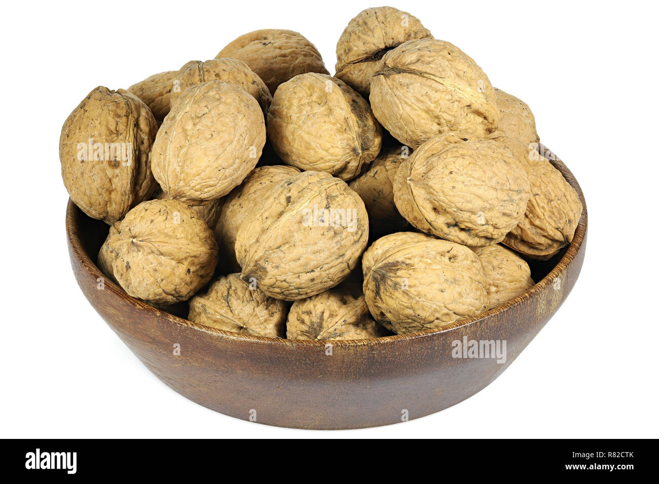 Walnüsse (Sorte rote Donau) in eine hölzerne Schüssel auf weißem Hintergrund Stockfoto