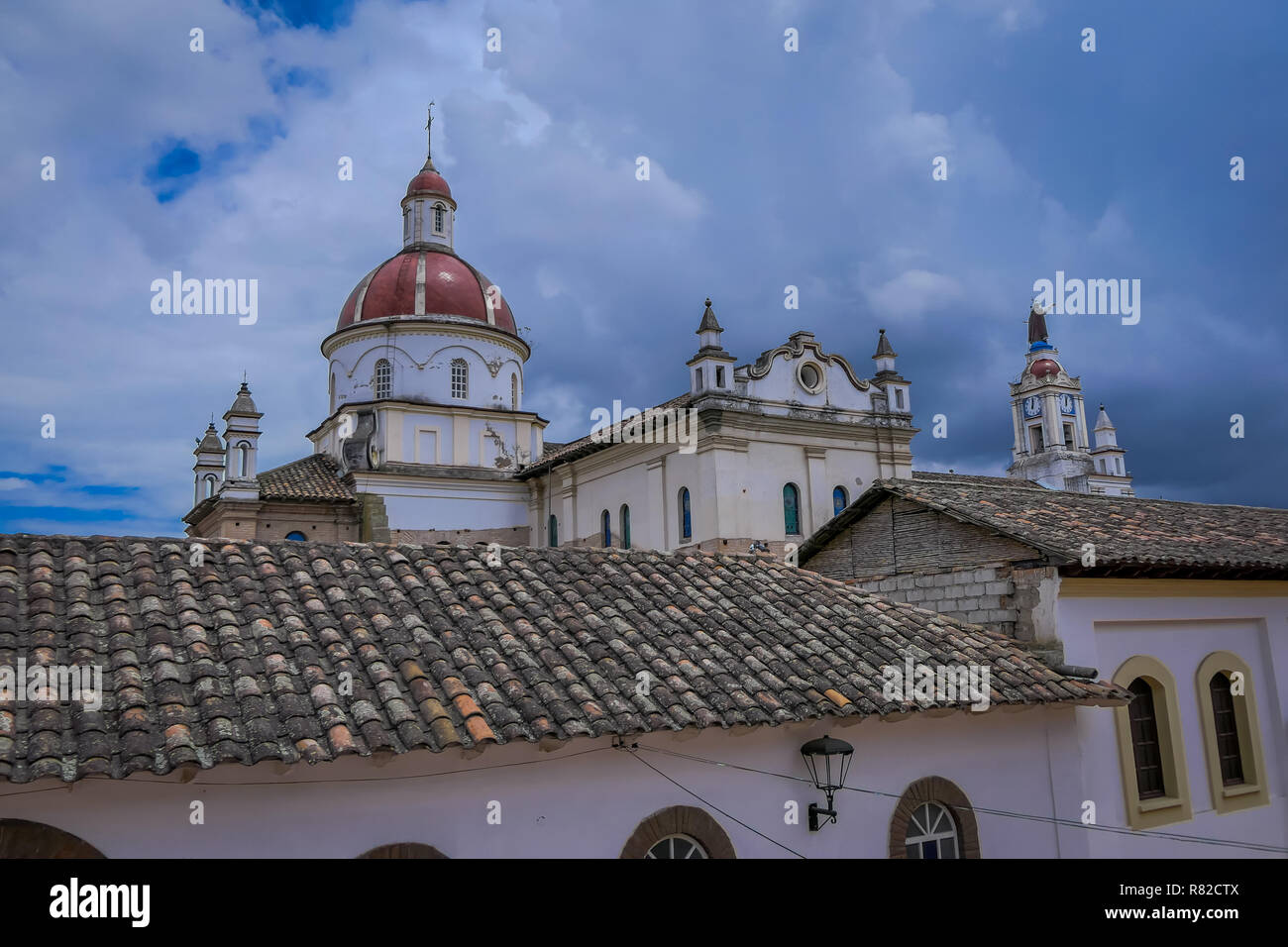 COTACACHI, Ecuador, 13. NOVEMBER 2018: Dachterrasse mit Blick auf die Matrix Kathedrale In Cotacachi Ecuador, einem kleinen Dorf, wo viel von Amerika Rentner leben Stockfoto