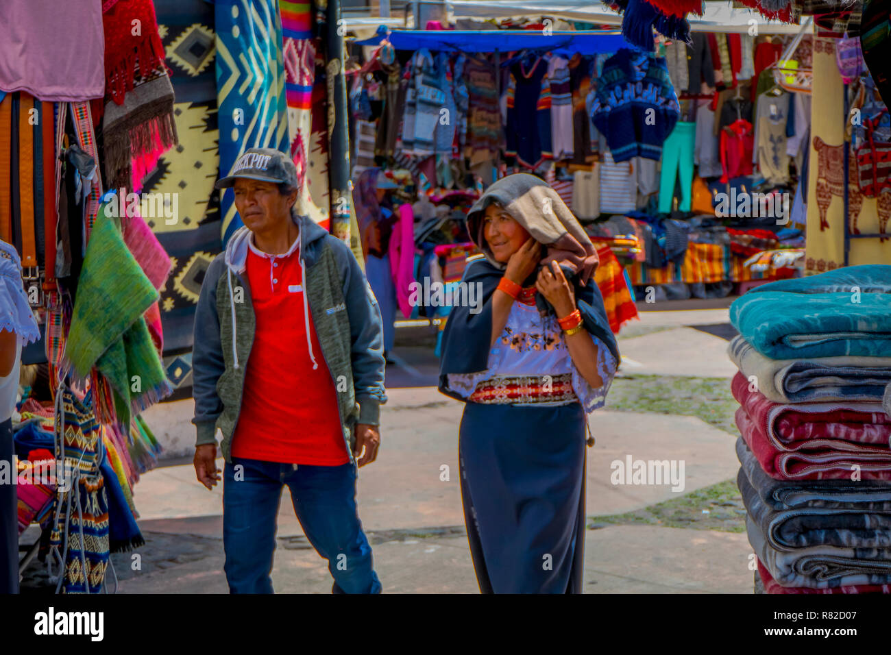 OTAVALO, Ecuador, November 06, 2018: Im Freien von Hispanic indigene Völker in eine Straße Markt in Otavalo. Stockfoto