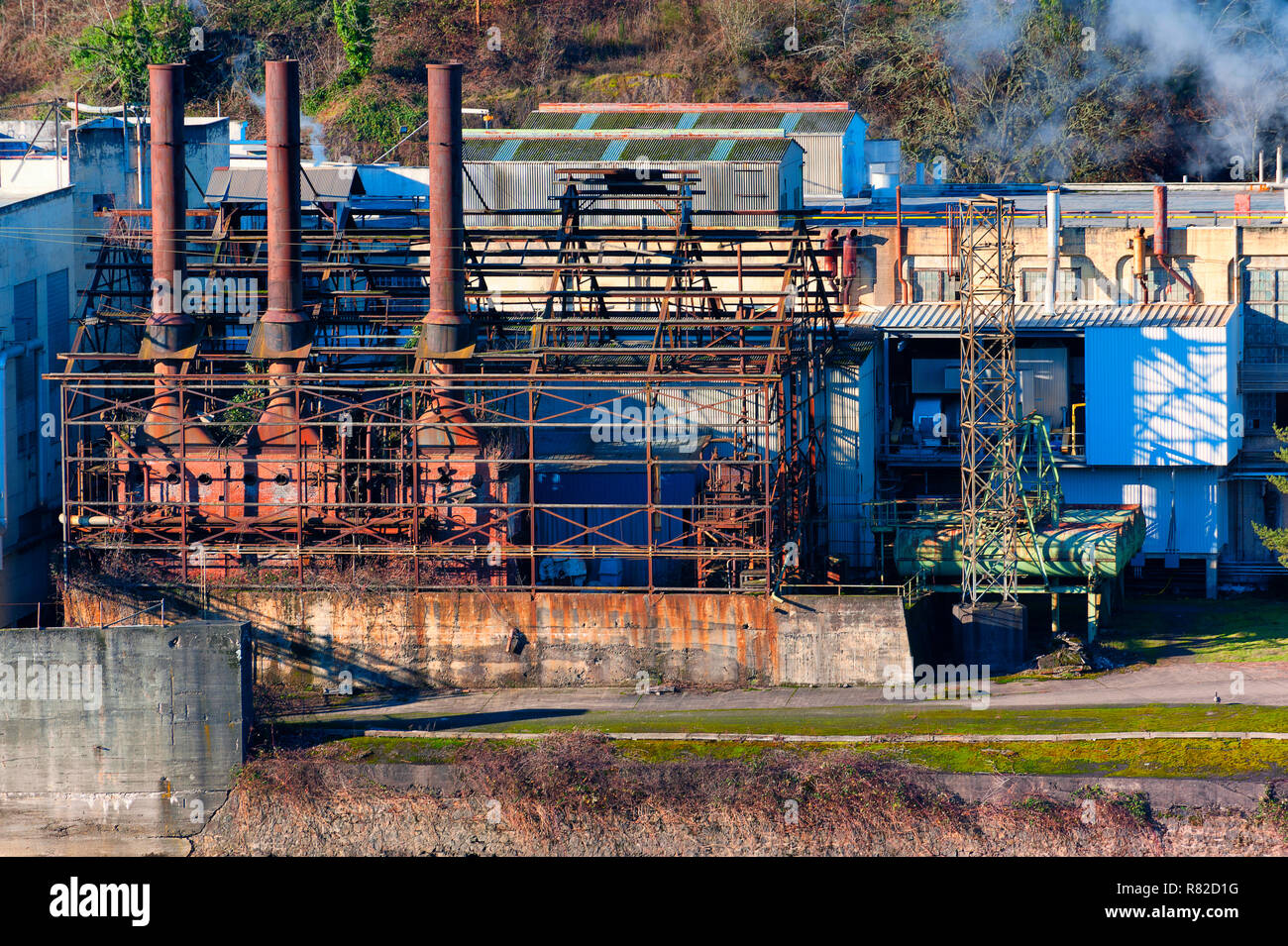 Nahaufnahme auf dem Abschnitt von einem Kraftwerk, das auf dem Willamette River in Oregon City nicht mehr produktiv ist. Stockfoto