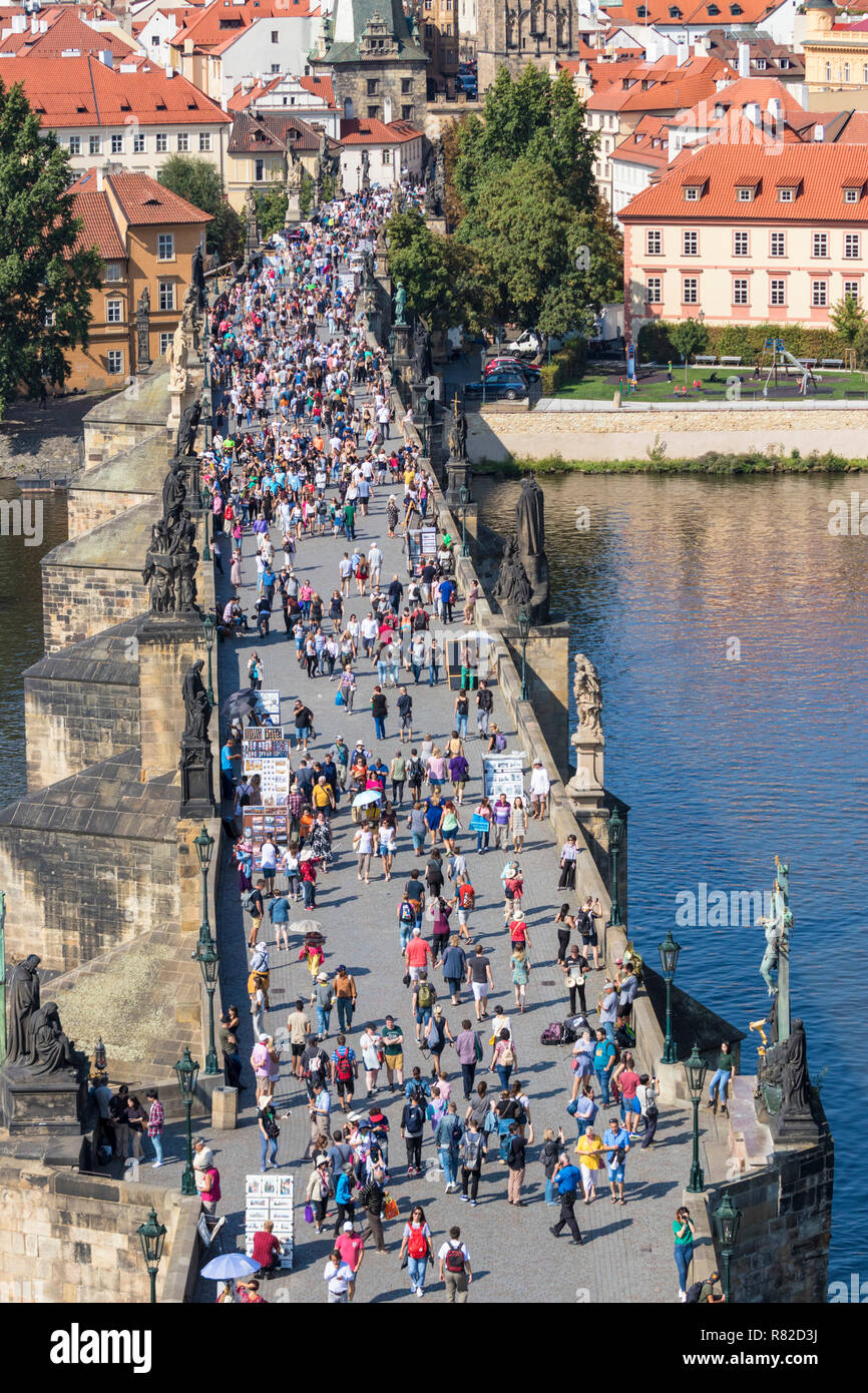 In Prag in der Tschechischen Republik die Karlsbrücke über die Moldau mit Leuten, Mala Strana Prag Tschechische Republik Europa voll Stockfoto