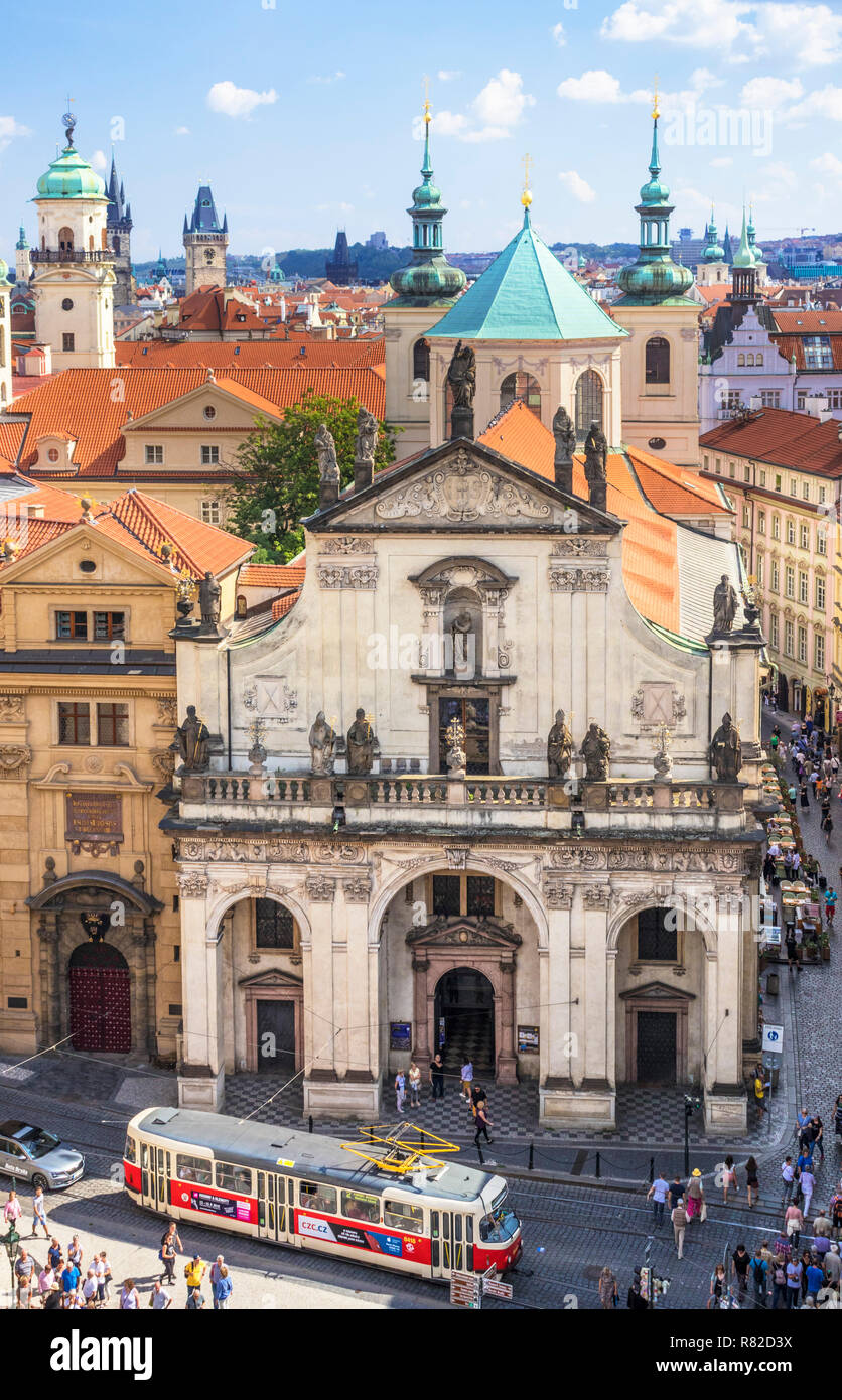 Die Prager Altstadt Staré Město Kirche von St. Salvator Türme auf dem Dach und die Türme der Kirchen und alten barocken Gebäude in Prag Tschechische Republik Europa Stockfoto