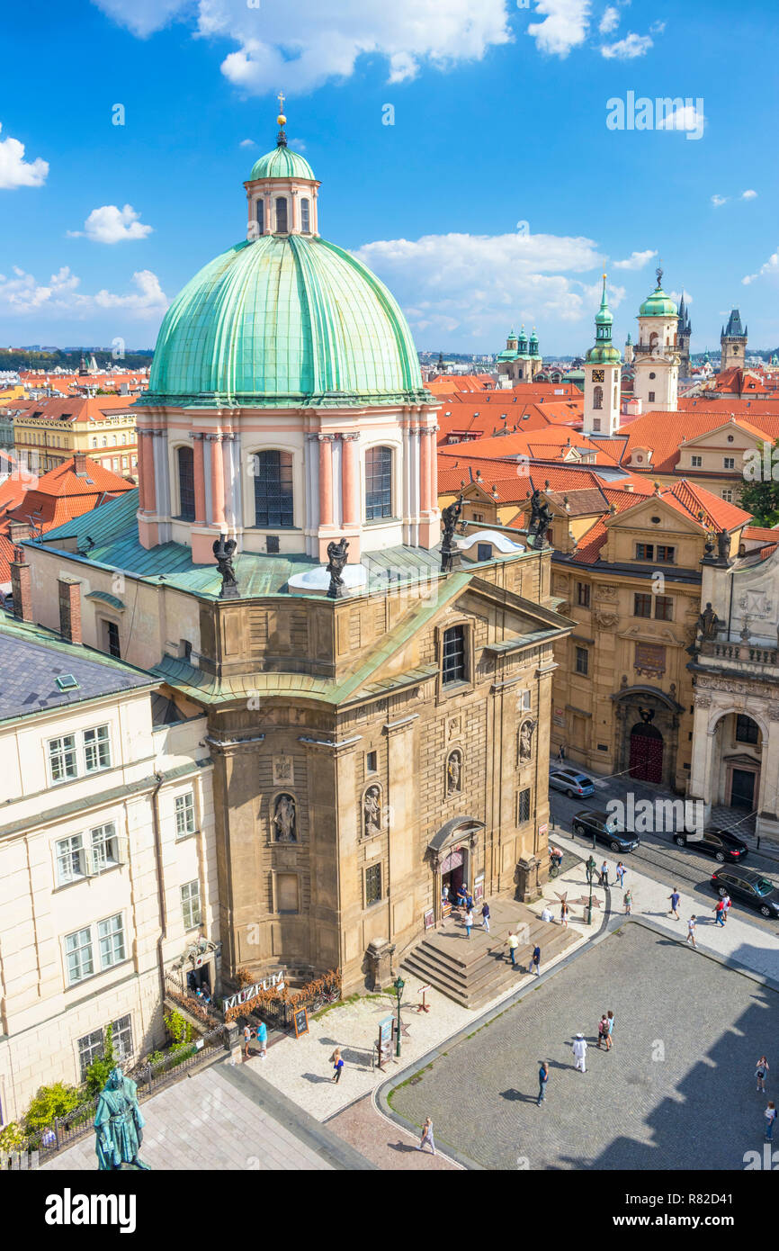 Die Prager Altstadt Staré Město St. Franziskus von Assisi Kirche Türme auf dem Dach und die Türme der Kirchen und alten barocken Gebäude in Prag in der Tschechischen Republik Stockfoto