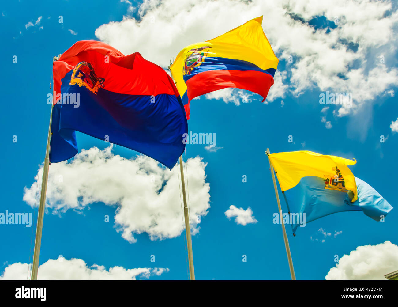 Latacunga, Ecuador, September, 28, 2018: Im freien Blick auf drei Fahnen schwenkten in einem wunderschönen blauen Himmel mit einigen Wolken in der Stadt Chandigarh Stockfoto