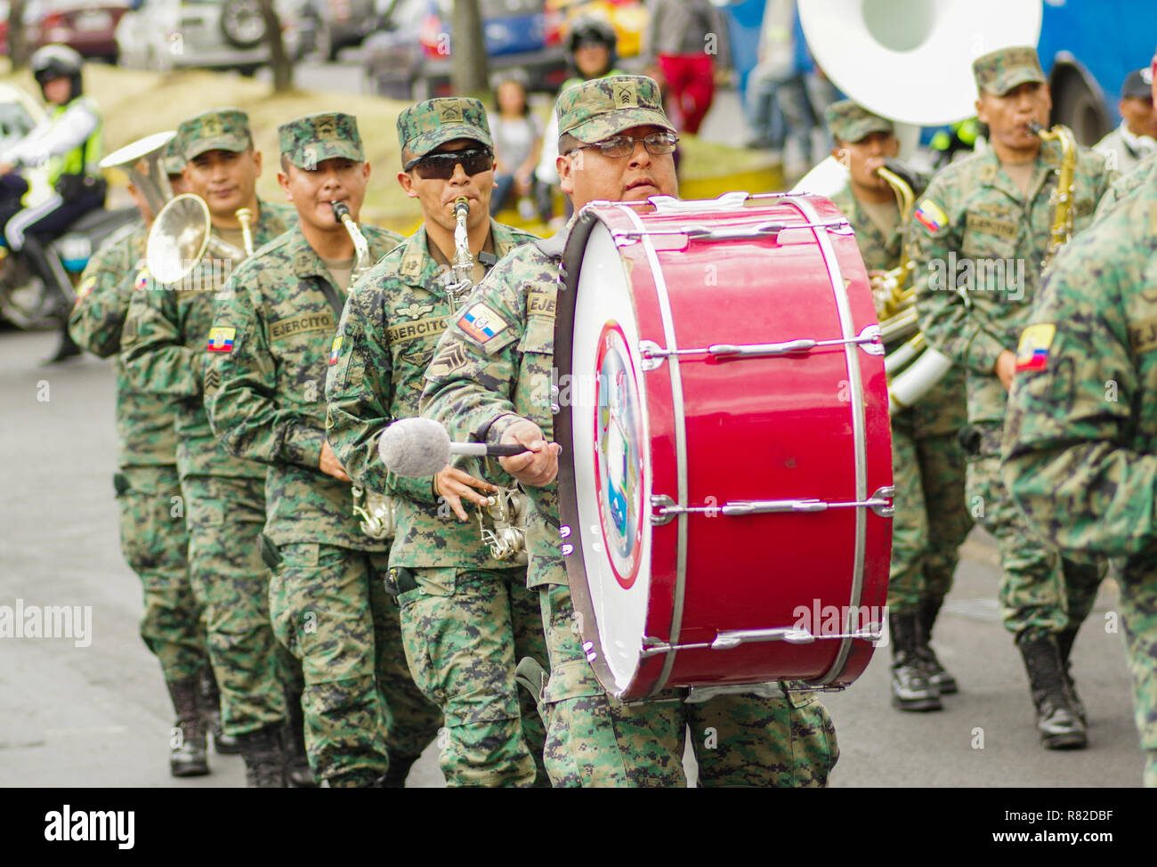 Quito, Ecuador - September 03, 2018: Unbekannter Menschen tragen Uniform in nationalen militärischen Parade und Schlagzeug zu spielen während der Diablada Festival Stockfoto