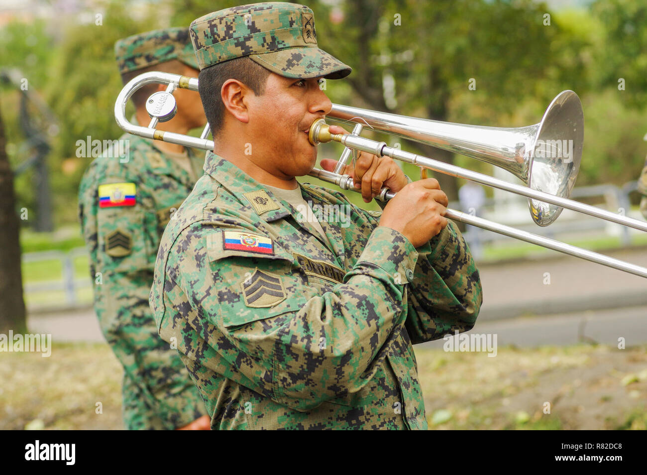 Quito, Ecuador - September 03, 2018: Unbekannter Menschen tragen Uniform in der nationalen militärischen Parade und Trompete spielen während der Diablada Festival Stockfoto