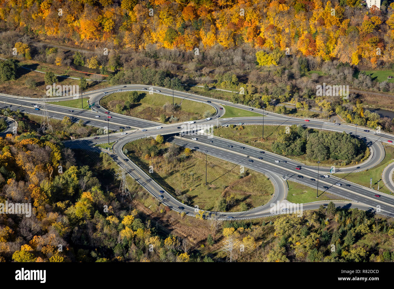 Eine Luftaufnahme der Austausch an Don Valley Parkway und Don Mills Road, Toronto Stockfoto