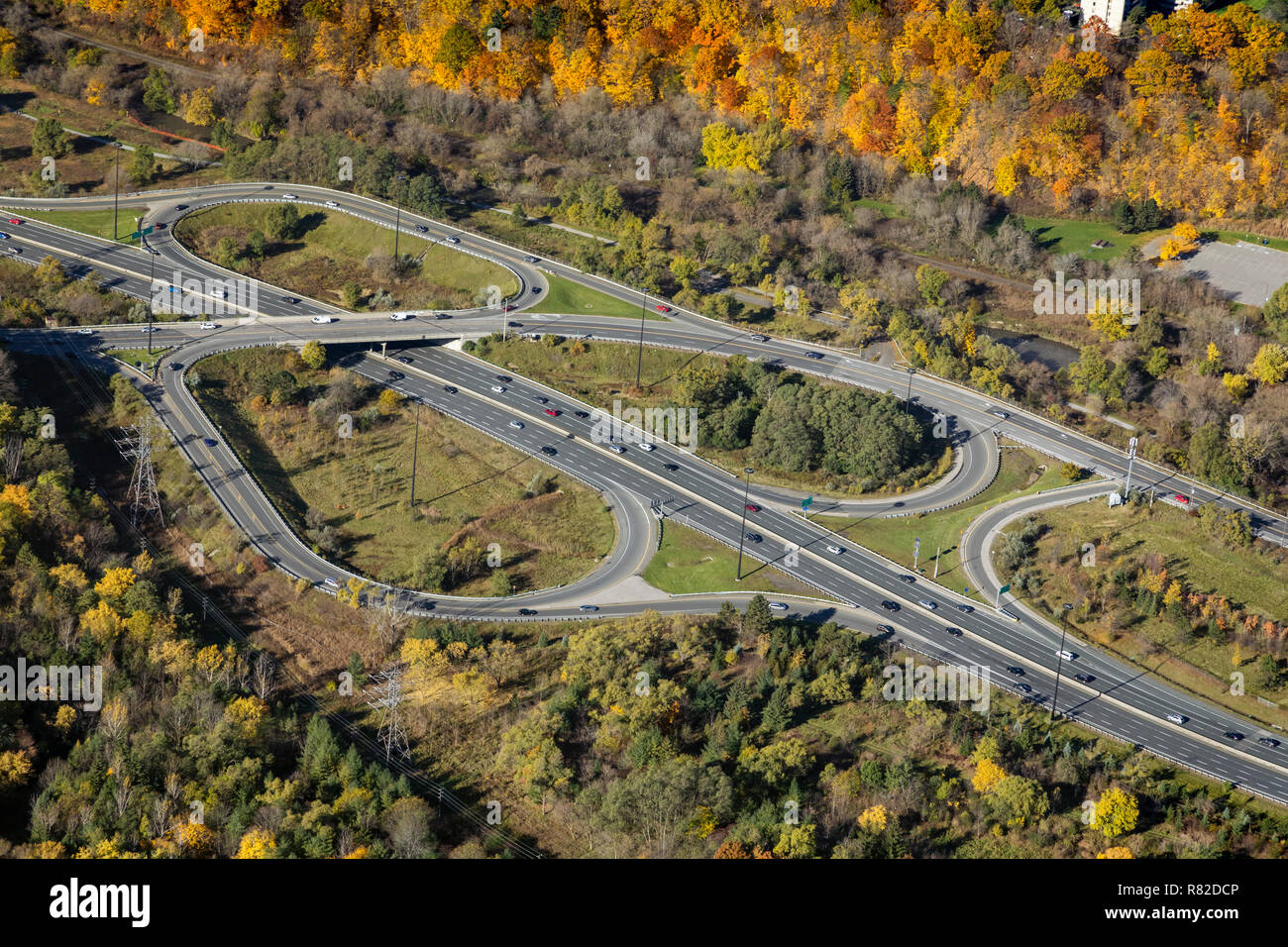 Eine Luftaufnahme der Austausch an Don Valley Parkway und Don Mills Road, Toronto Stockfoto