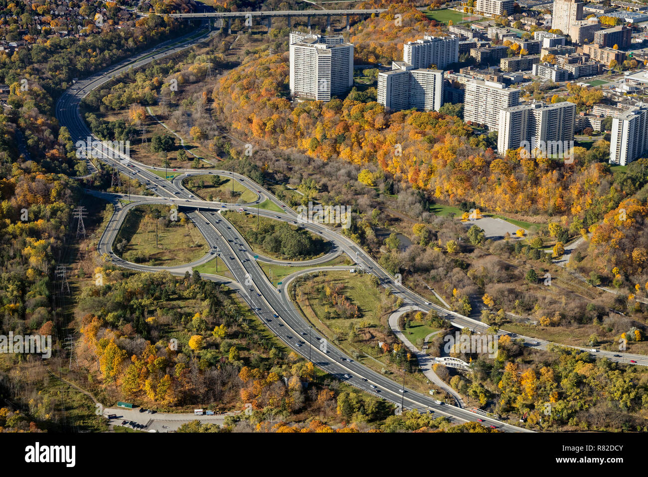 Eine Luftaufnahme der Austausch an Don Valley Parkway und Don Mills Road, Toronto Stockfoto