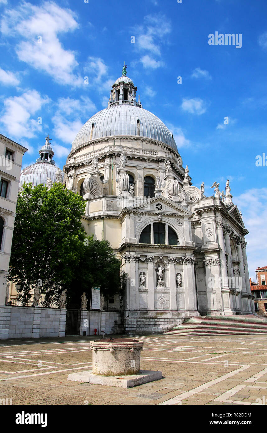 Basilica di Santa Maria della Salute auf Punta della Dogana in Venedig, Italien. Diese Kirche wurde von Venedigs Pest Überlebenden als Dank für sa Stockfoto