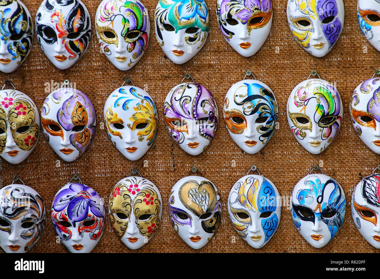 Anzeige der Masken auf einem Souvenir-Shop in der Straße von Venedig, Italien. Von jeher ein wichtiger Bestandteil der berühmten venezianischen Karneval Masken. Stockfoto