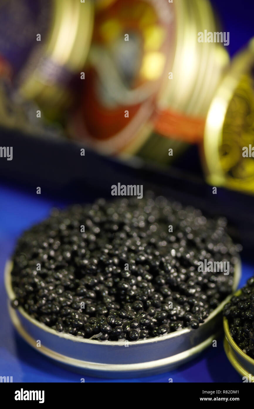 Schwarze Kaviar in einem jar. Auf dem blauen Tisch. Ansicht von oben. Close-up Hintergrund. Stockfoto