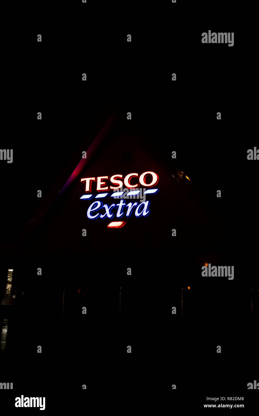 Tesco Extra Supermarkt neon Schild über Eingang, Britische multinationale Lebensmittel und allgemeine waren Händler, gegründet im Jahr 1919 von Jack Cohen Stockfoto