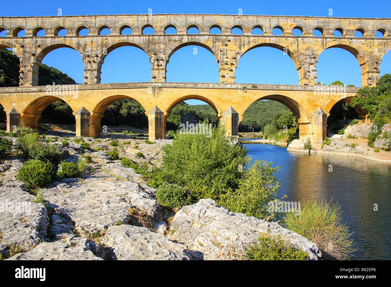 Aquädukt Pont du Gard und Gardon River im Süden von Frankreich. Es ist die höchste aller erhöhten römischen Aquädukte. Stockfoto