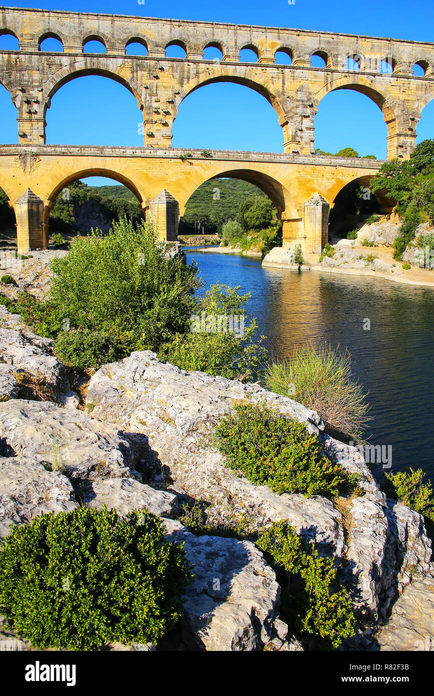 Aquädukt Pont du Gard und Gardon River im Süden von Frankreich. Es ist die höchste aller erhöhten römischen Aquädukte. Stockfoto