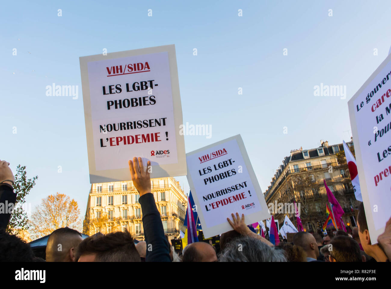 Paris, Frankreich. Französische LGBT-Protest Demonstration gegen Homophobie, gegen Gewalt, Aktivisten Plakate Kampagne für homosexuelle Gleichstellung, Zeichen, Parolen für soziale Gerechtigkeit, lgbt-Protest Stockfoto