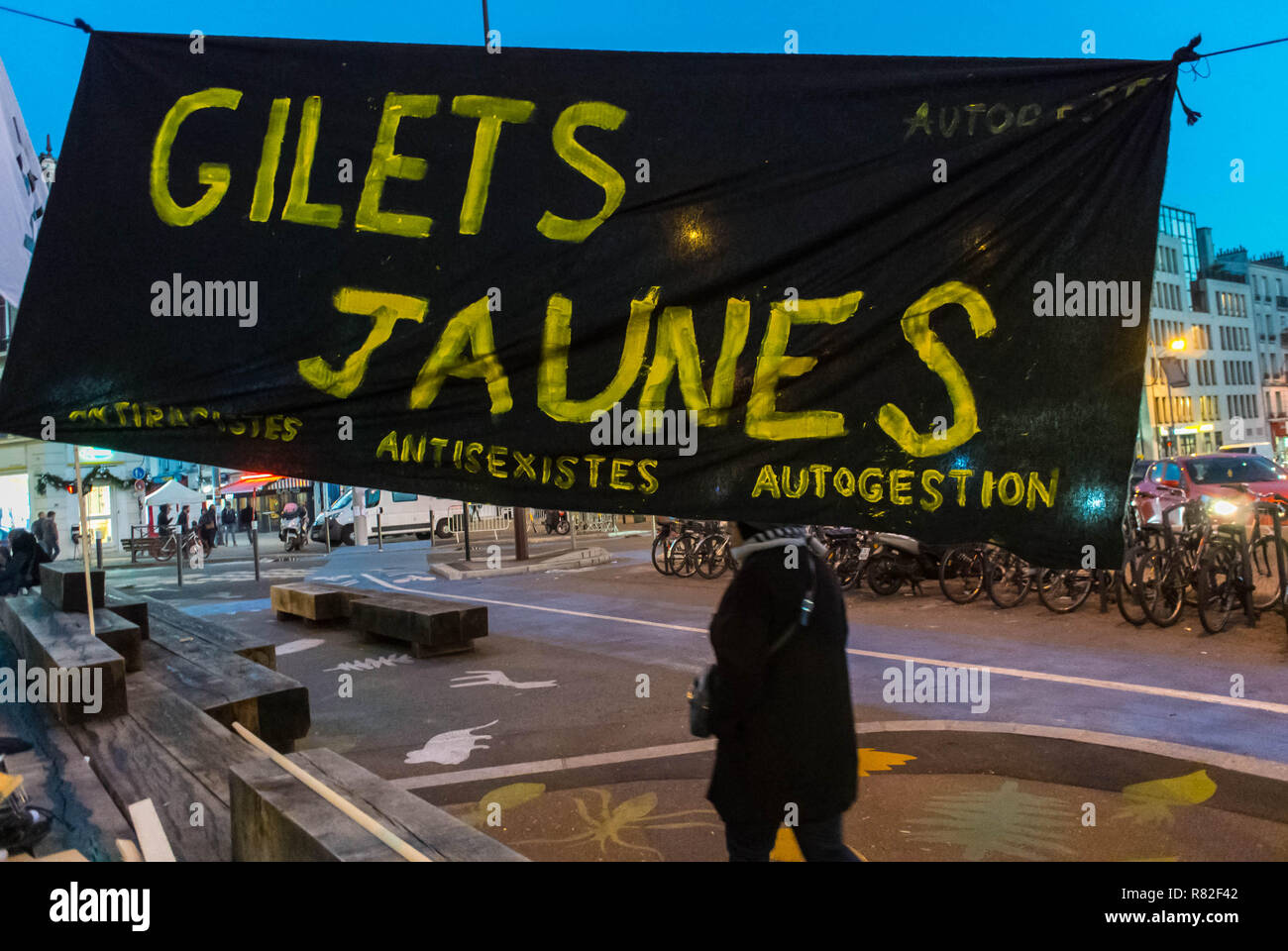 Montreuil, Frankreich, „Gilet Jaunes“ (Gelbwesten) Französische Demonstration/Besetzung in der Nacht der Vorstadt, GILETS JAUNES ROND POINT Stockfoto