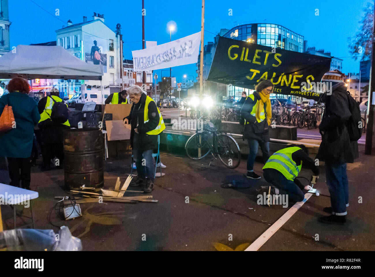 Montreuil, Frankreich, „Gilet Jaunes“ (Gelbwesten) Französische Demonstration/ Besetzung in Vorstadtstraßennächte, Proteste frankreich, GILETS JAUNES ROND POINT Stockfoto
