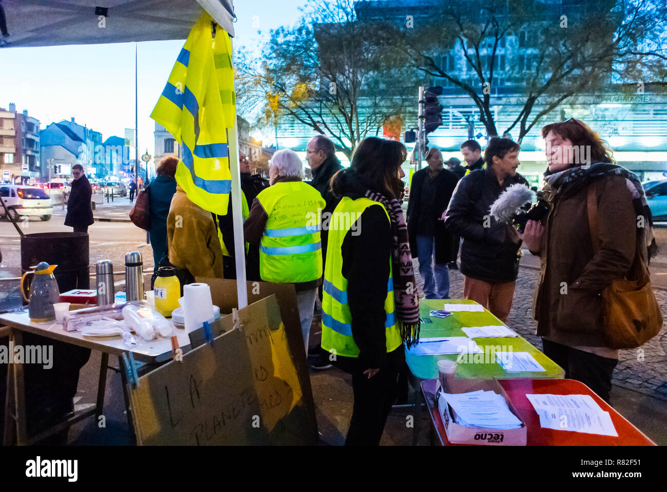 Montreuil, Frankreich, „Gilet Jaunes“ (Gelbwesten) Französische Demonstration/ Besetzung auf Vorstadtstraßen-Nachtproteste frankreich, GILETS JAUNES ROND POINT Stockfoto