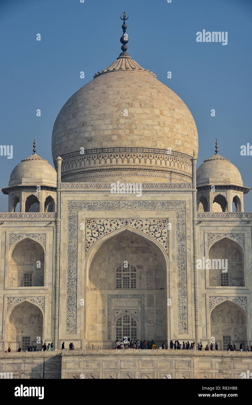 Das Grab eines der berühmtesten Gebäude der Welt, das Taj Mahal. Der Moghul-Kaiser Shah Jahan zum Gedenken an seine Frau Mumtaz Mahal, Agra gebaut. Stockfoto