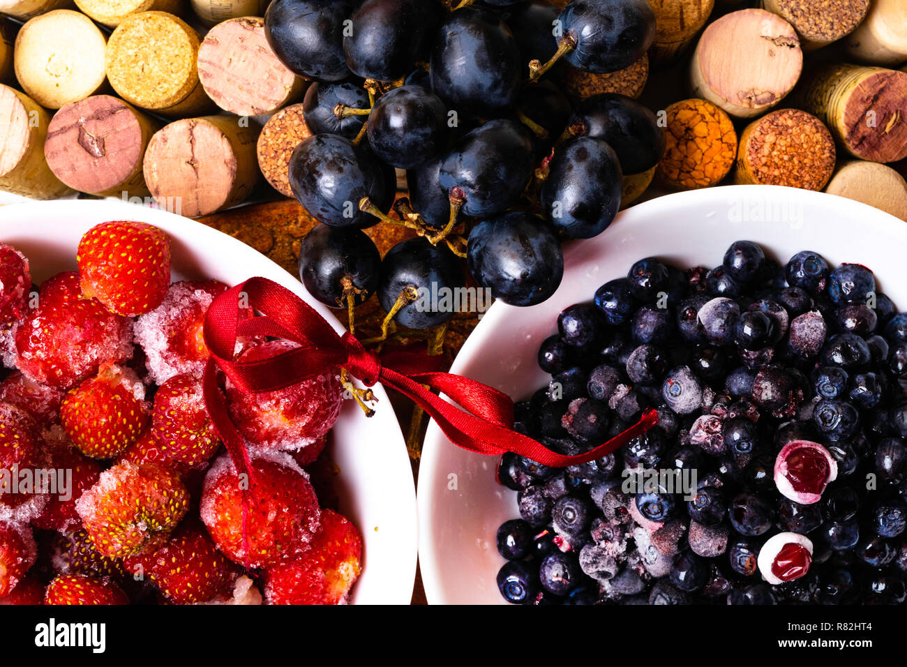 Erdbeere, Heidelbeere, Traube auf weinkorken, Antioxidantien, resveratrol Flavonoide reiche Nahrung Stockfoto