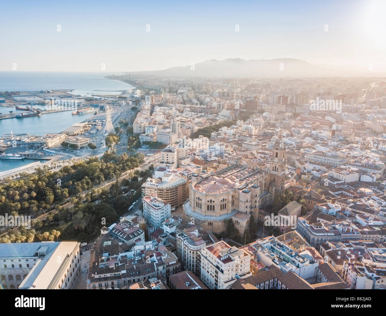 Malaga Skyline mit Hafen und Kathedrale der Menschwerdung, Andalusien, Spanien Stockfoto