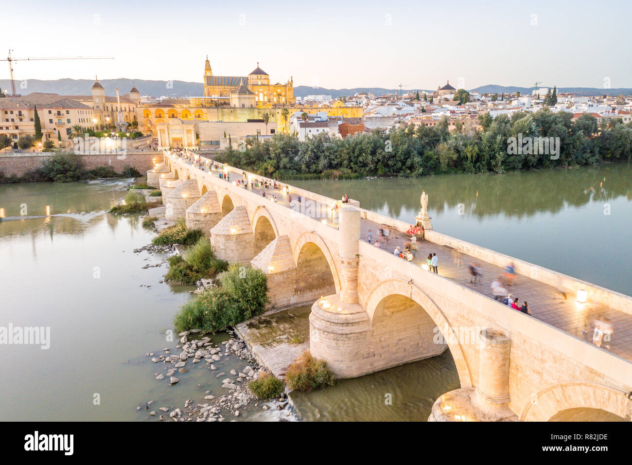 Luftbild des berühmten römischen Brücke und Moschee - die Kathedrale von Cordoba, Andalusien, Spanien Stockfoto