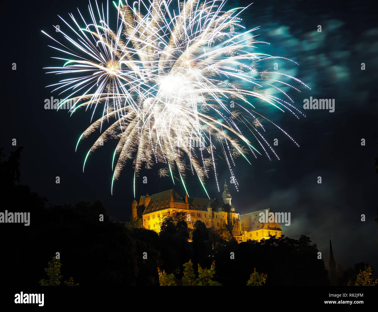 OLMarburg bei Nacht mit Feuerwerk, Hessen, Deutschland Stockfoto