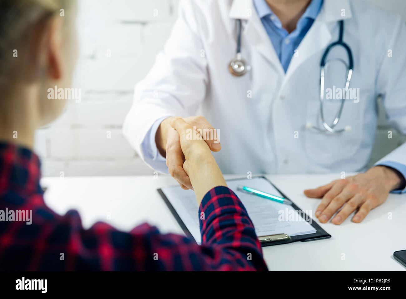 Arzt Besuch - Arzt und Patient Handshake in Kliniken Büro Stockfoto