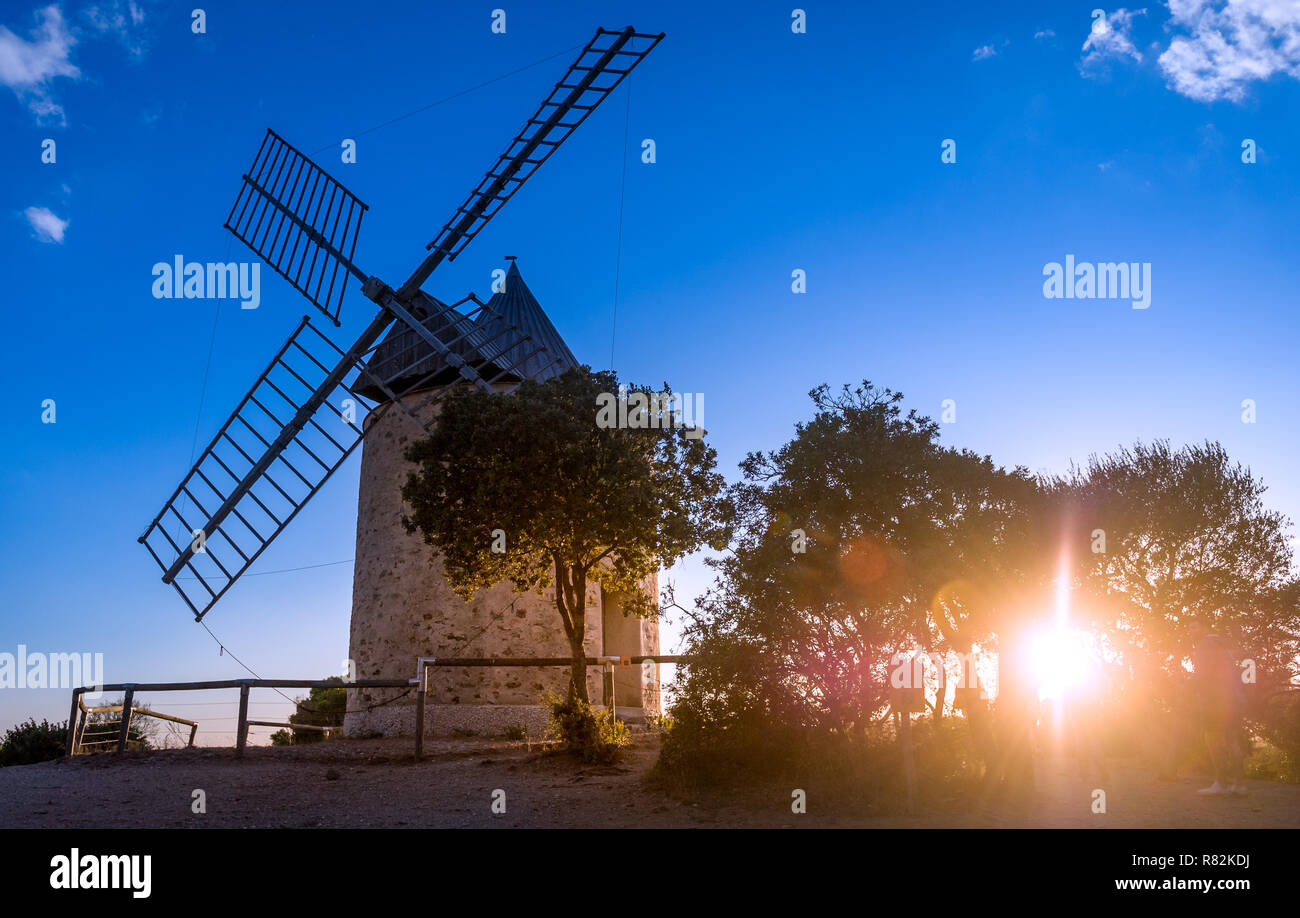Sonnenuntergang an der alten Mühle von Insel Porquerolles. Malerische Landschaften der Provence Cote d'Azur, Frankreich Stockfoto